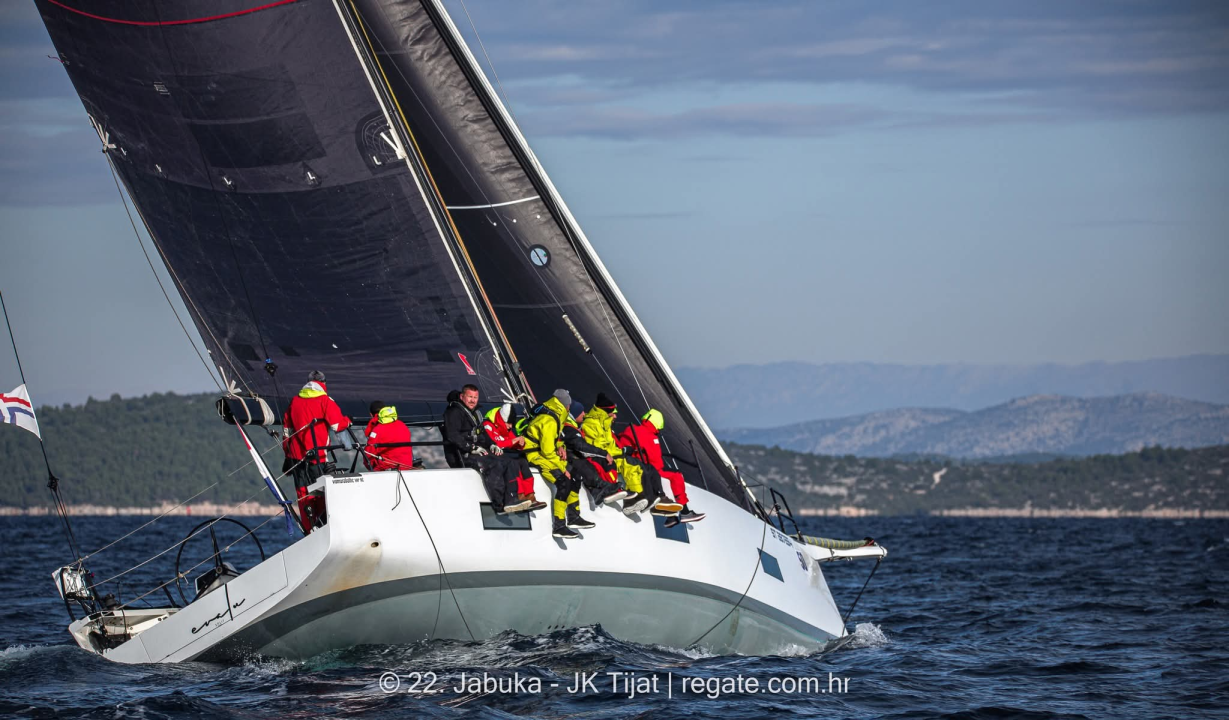 Jedriličarski spektakl u Vodicama: Zlatni olimpijac Fantela i Scorpio pokorili 22. Jabuku