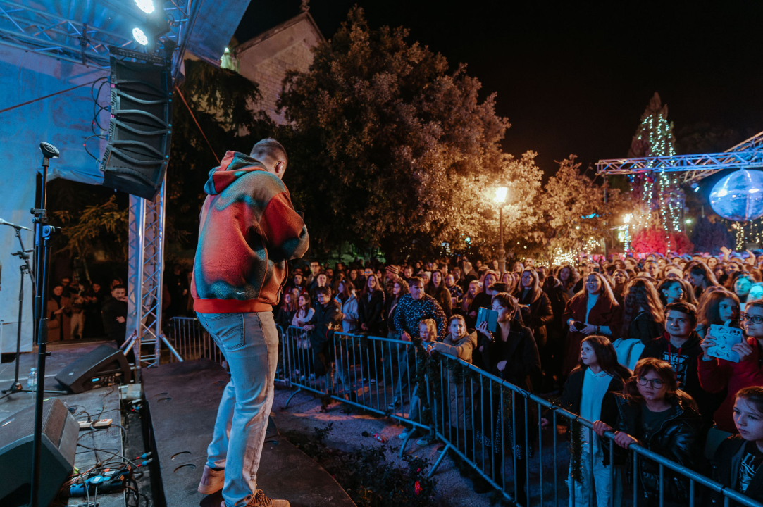 Matija Cvek na dočeku Nove godine u Perivoju Roberta Visianija