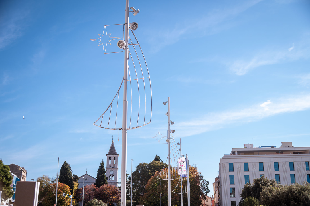 Počelo blagdansko ukrašavanje: Evo koliko je eura Grad Šibenik uložio u ovogodišnje dekoracije