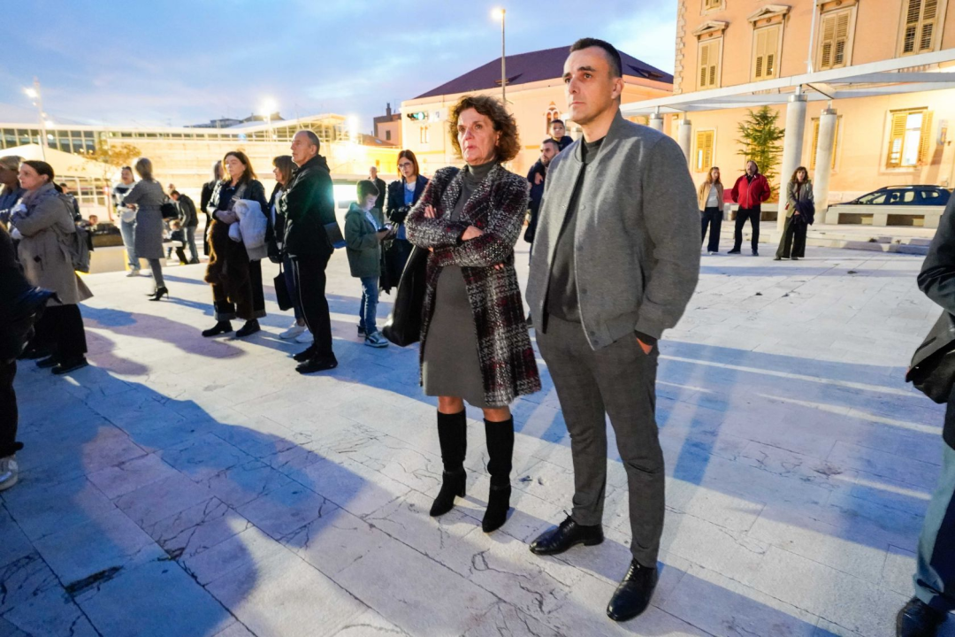 Šibenčani upalili svijeće za žrtve Domovinskog rata uz prigodni program 'I u mom gradu Vukovar svijetli'