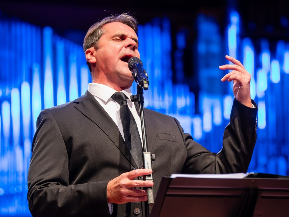 Spoj mjuzikla, evergreena i snažnog vokala: Đani Stpaničev uz pratnju Zagrebačke filharmonije 'osvojio' Lisinski