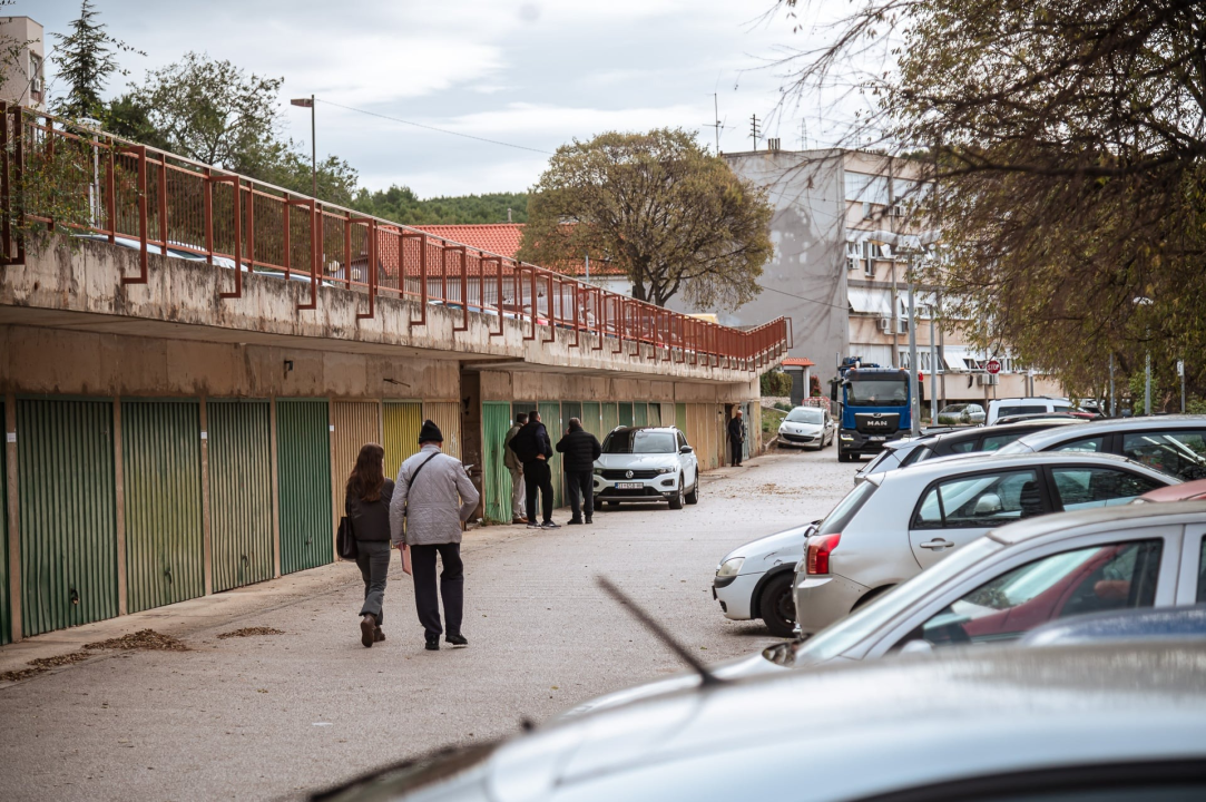 Vlasnici garaža sa Šubićevca u strahu od novosadskog scenarija: ‘Krov se raspada i prokišnjava po našim automobilima i stvarima’