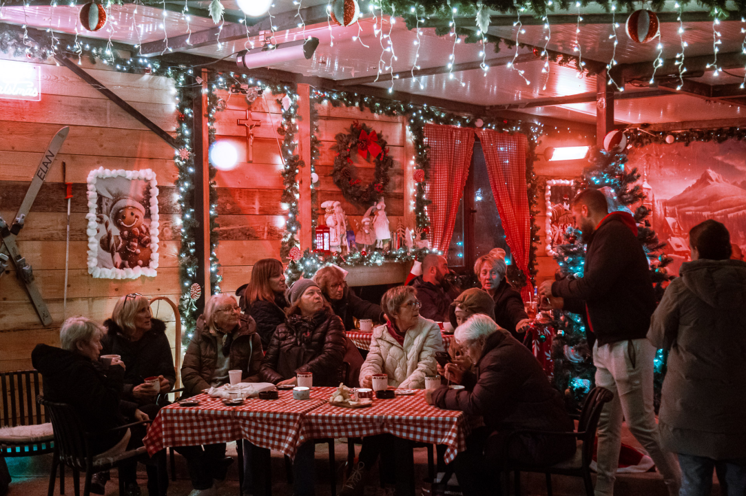 FOTO Doživite tribunjsku blagdansku čaroliju: Stray Cat donosi božićni ugođaj uz tople napitke i domaće delicije! 
