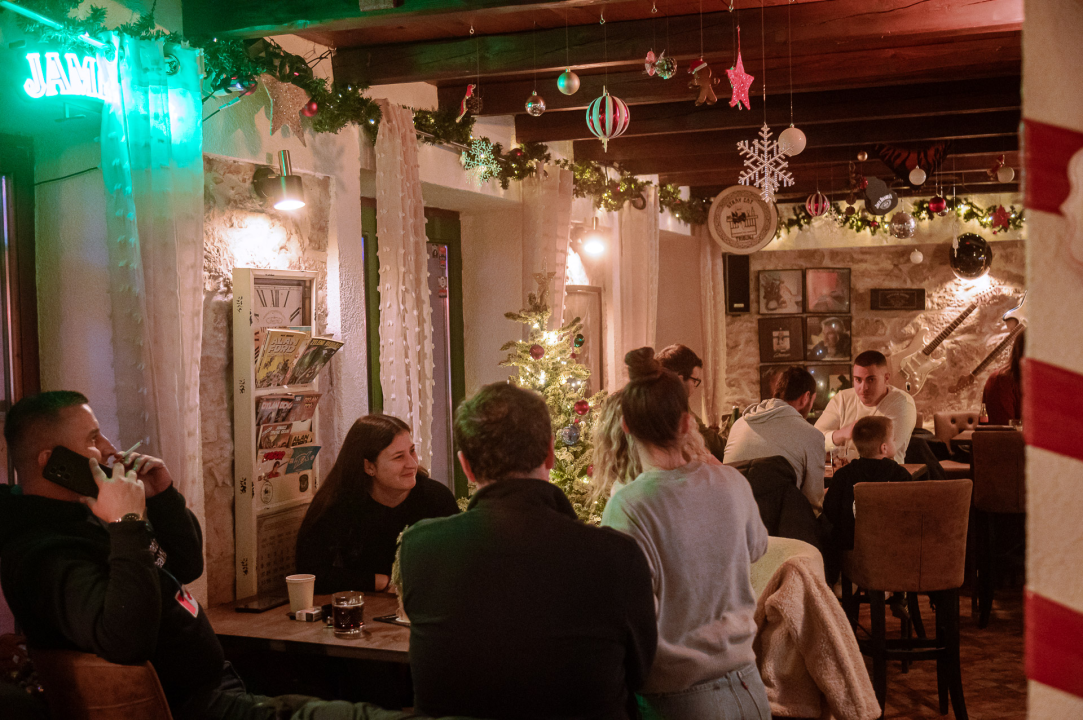 FOTO Doživite tribunjsku blagdansku čaroliju: Stray Cat donosi božićni ugođaj uz tople napitke i domaće delicije! 