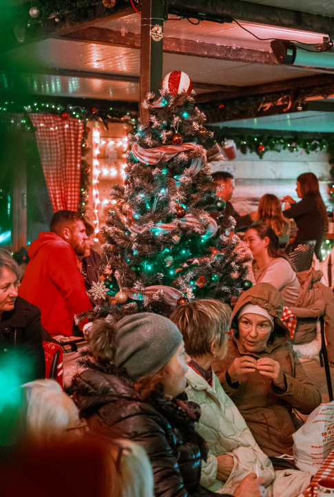 FOTO Doživite tribunjsku blagdansku čaroliju: Stray Cat donosi božićni ugođaj uz tople napitke i domaće delicije! 
