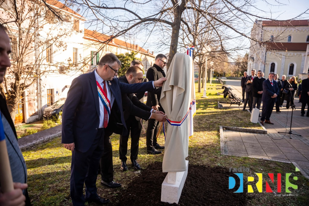 Drniš obilježio 1100 godina Hrvatskoga Kraljevstva postavljanjem spomen ploče