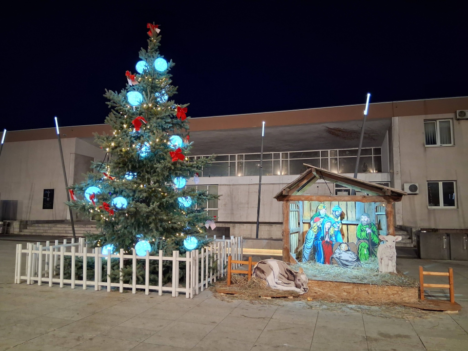 Otvoren Kraljevski advent u Kninu: Peki oduševio publiku, najmlađi uživali na klizalištu