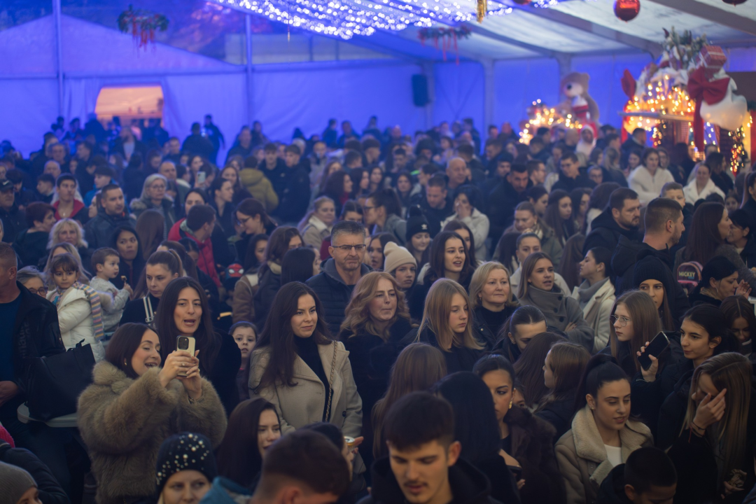 Otvoren Kraljevski advent u Kninu: Peki oduševio publiku, najmlađi uživali na klizalištu