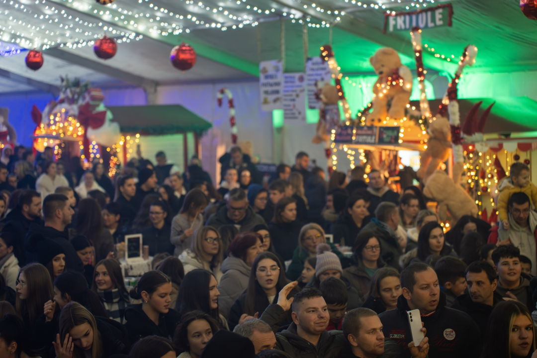 Otvoren Kraljevski advent u Kninu: Peki oduševio publiku, najmlađi uživali na klizalištu
