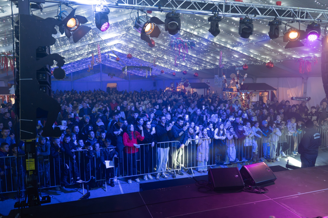 Otvoren Kraljevski advent u Kninu: Peki oduševio publiku, najmlađi uživali na klizalištu