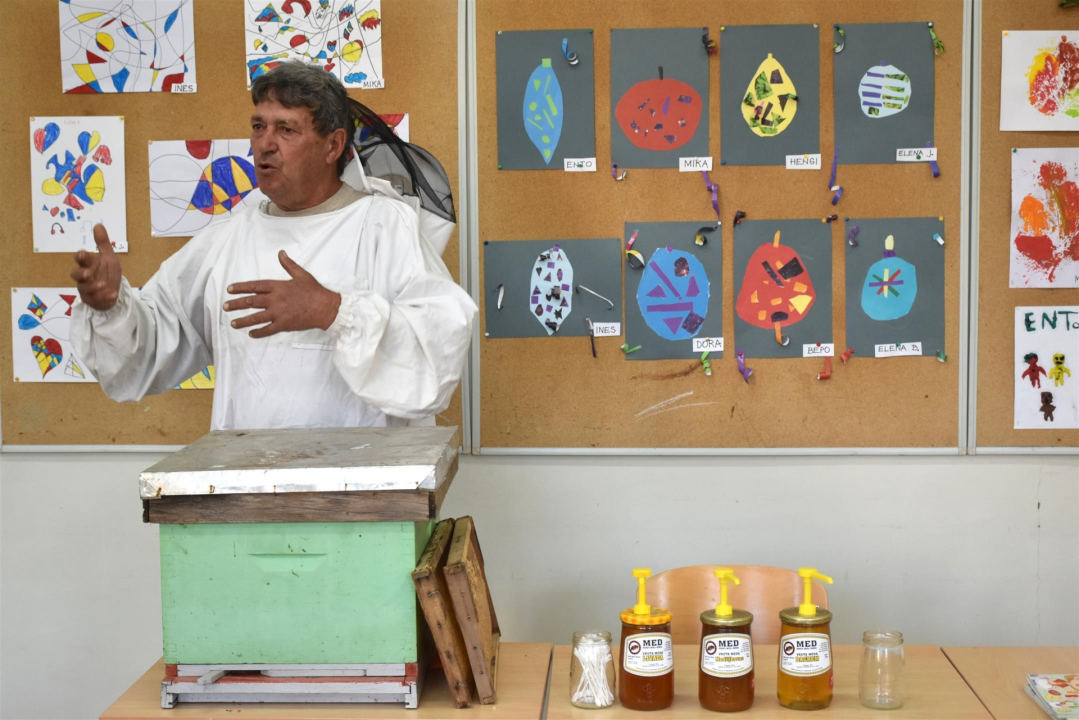 Župan posjetio prvašiće u Pirovcu i podijelio 'medne pakete'