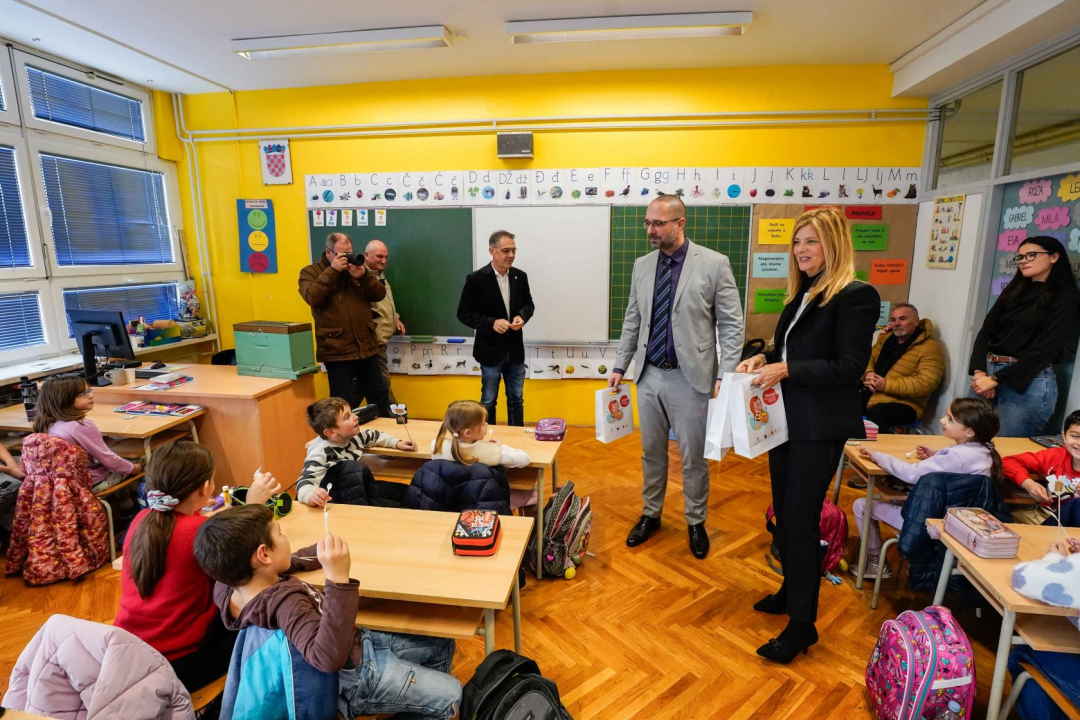 Školski medni dan u Šibeniku: Danijel Mileta prvašićima podijelio med lokalnog proizvođača