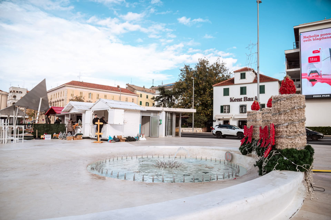 Ledena čarolija na Poljani: Šibenčani svih generacija uživaju u klizanju na Vitićevom moru