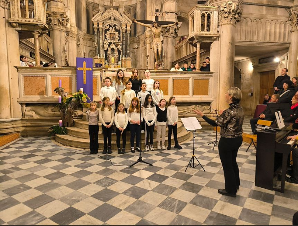 Betlehemsko svjetloobasjalo šibensku Katedralu: Skauti i dječji zborovi u srcu adventa
