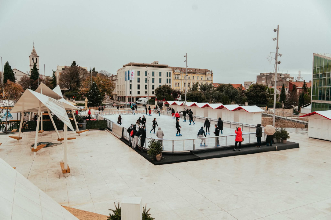 Nostalgija na Poljani: Šibenčani se prisjećaju veselih blagdana iz 1978., baš kao i danas uz klizalište