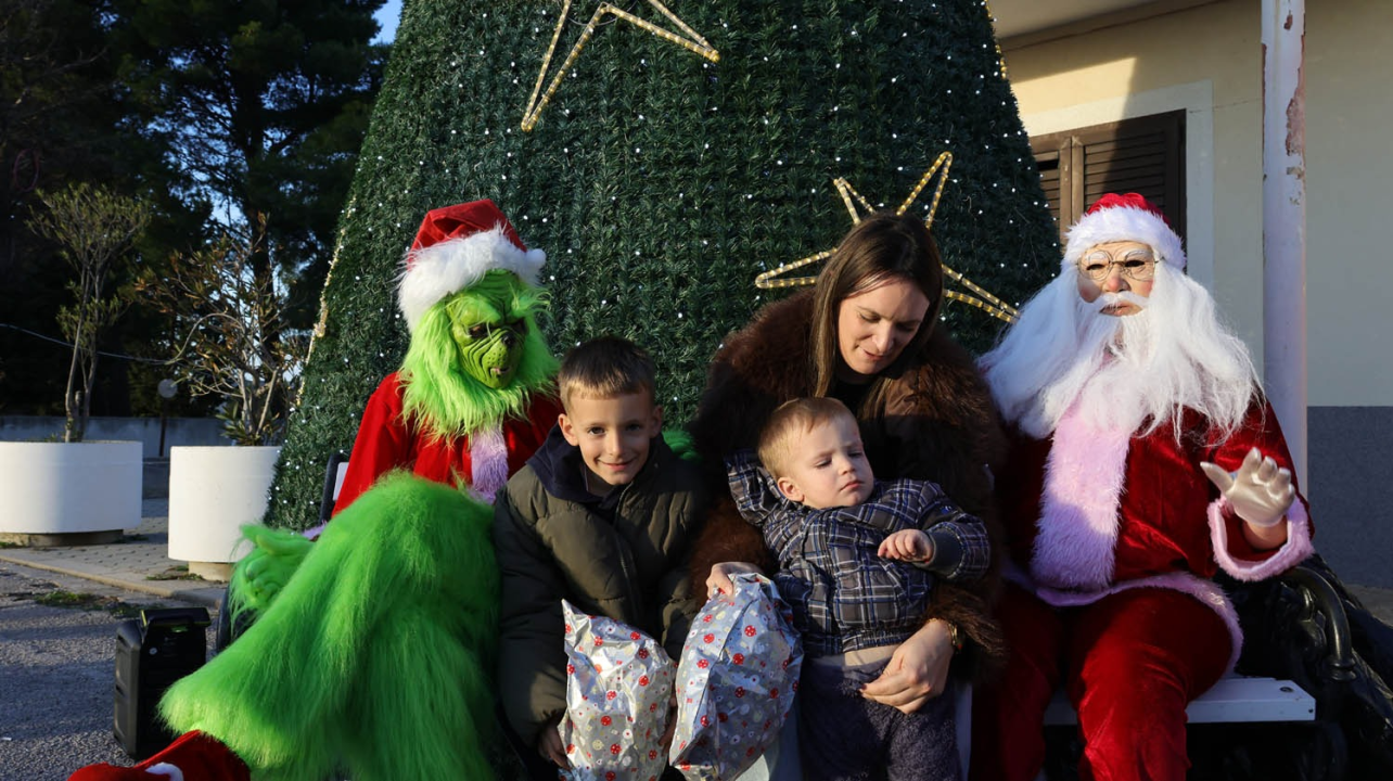 Djed Božićnjak razveselio djecu u Tisnom, Jezerima i Betini, a u Dubravi kod Tisnog Grinch pokušao 'pomutiti planove'