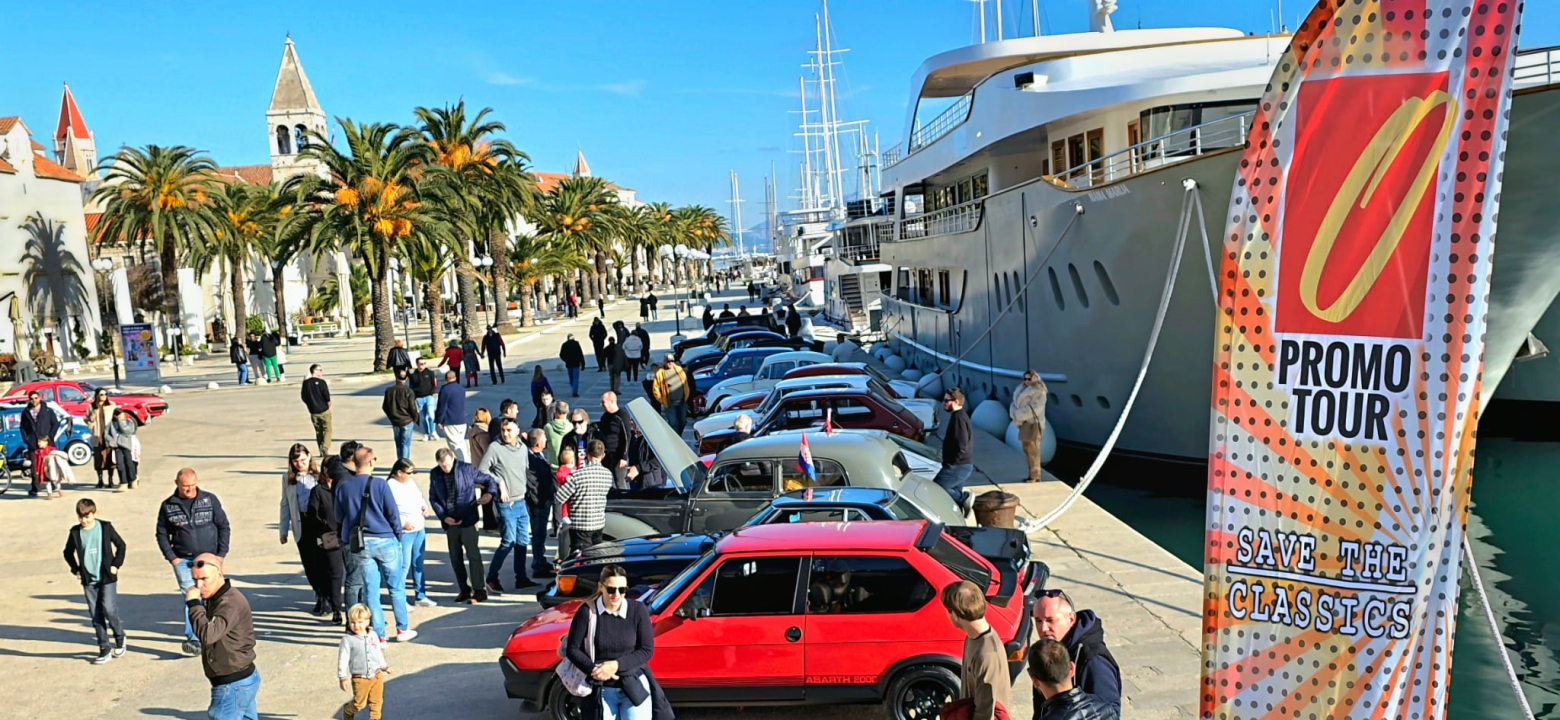 Božićni susret oldtimera: Članovi auto-moto kluba Šibenik provozali se do Trogira