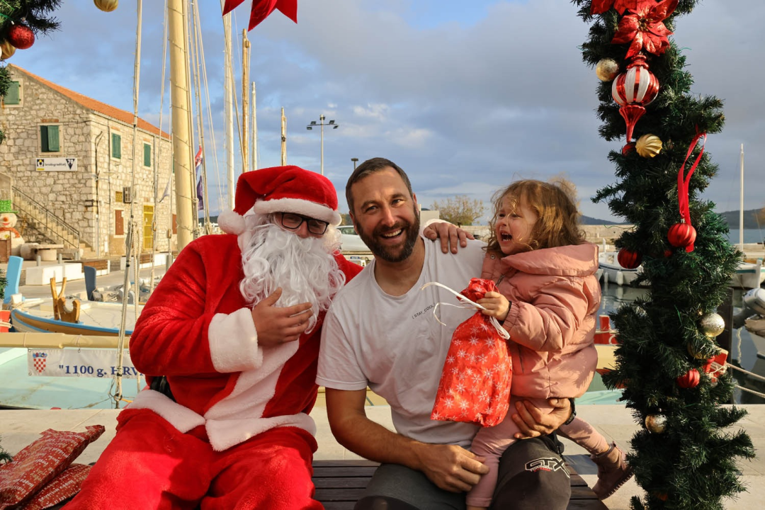 Djed Božićnjak razveselio djecu u Tisnom, Jezerima i Betini, a u Dubravi kod Tisnog Grinch pokušao 'pomutiti planove'