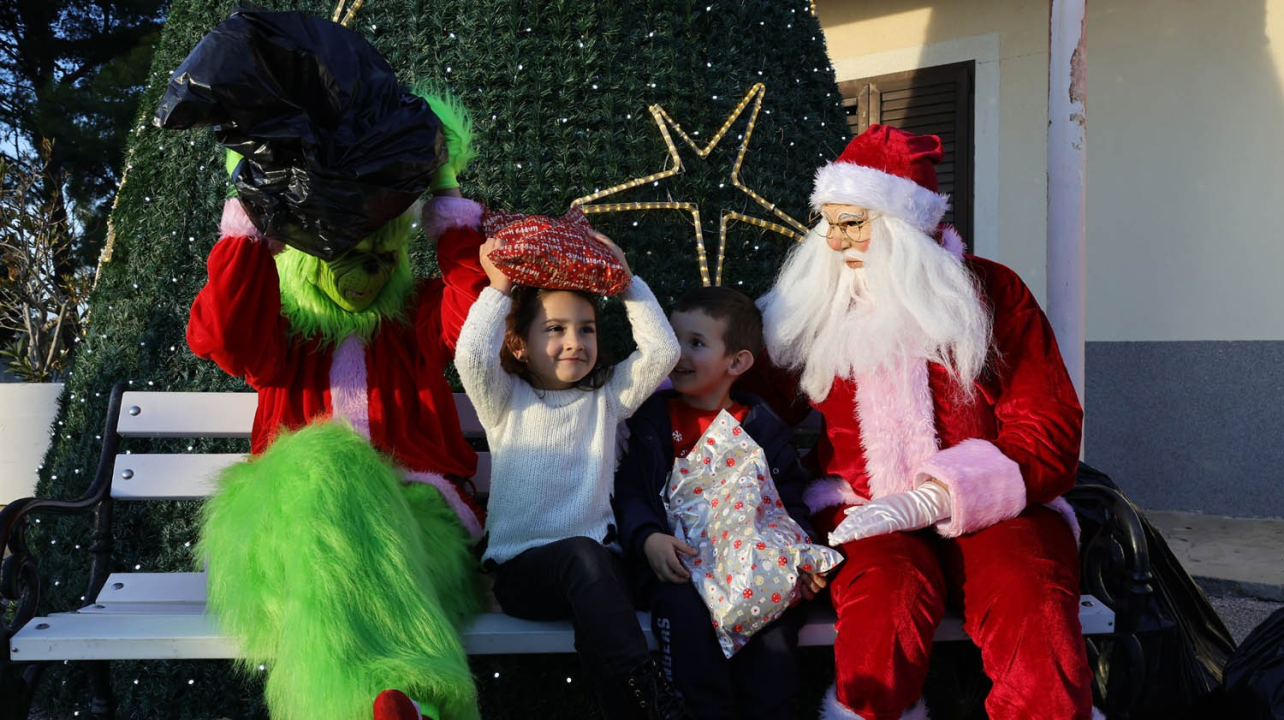 Djed Božićnjak razveselio djecu u Tisnom, Jezerima i Betini, a u Dubravi kod Tisnog Grinch pokušao 'pomutiti planove'