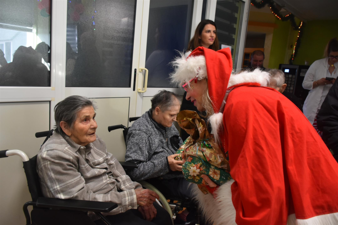 Župan Paško Rakić u blagdanskom posjetu korisnicima Cvjetnog doma
