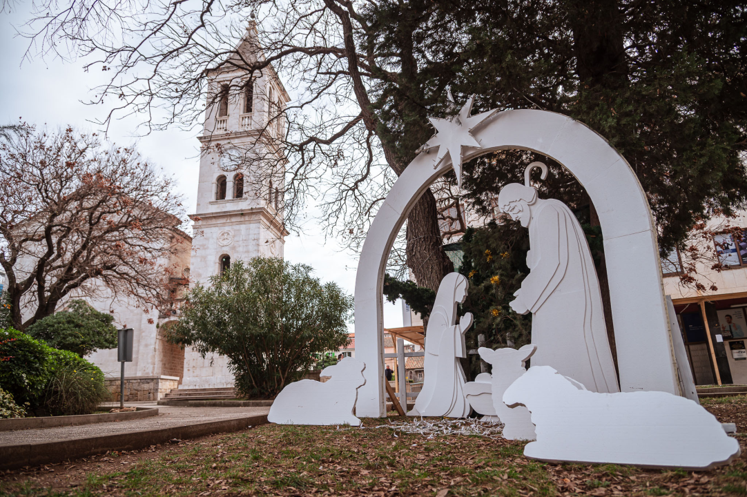 Ispred Gospe vanka Grada postavljene tradicionalne jaslice bračnog para Čelar