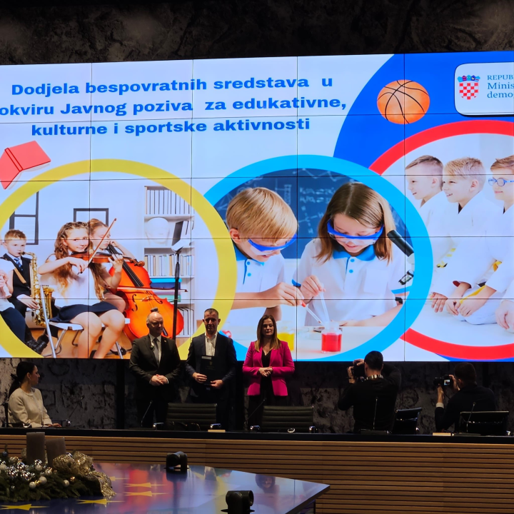 Gradonačelnik Drniša u Zagrebu potpisao ugovor za projekt 'Zaplivaj kroz znanje i kulturu'