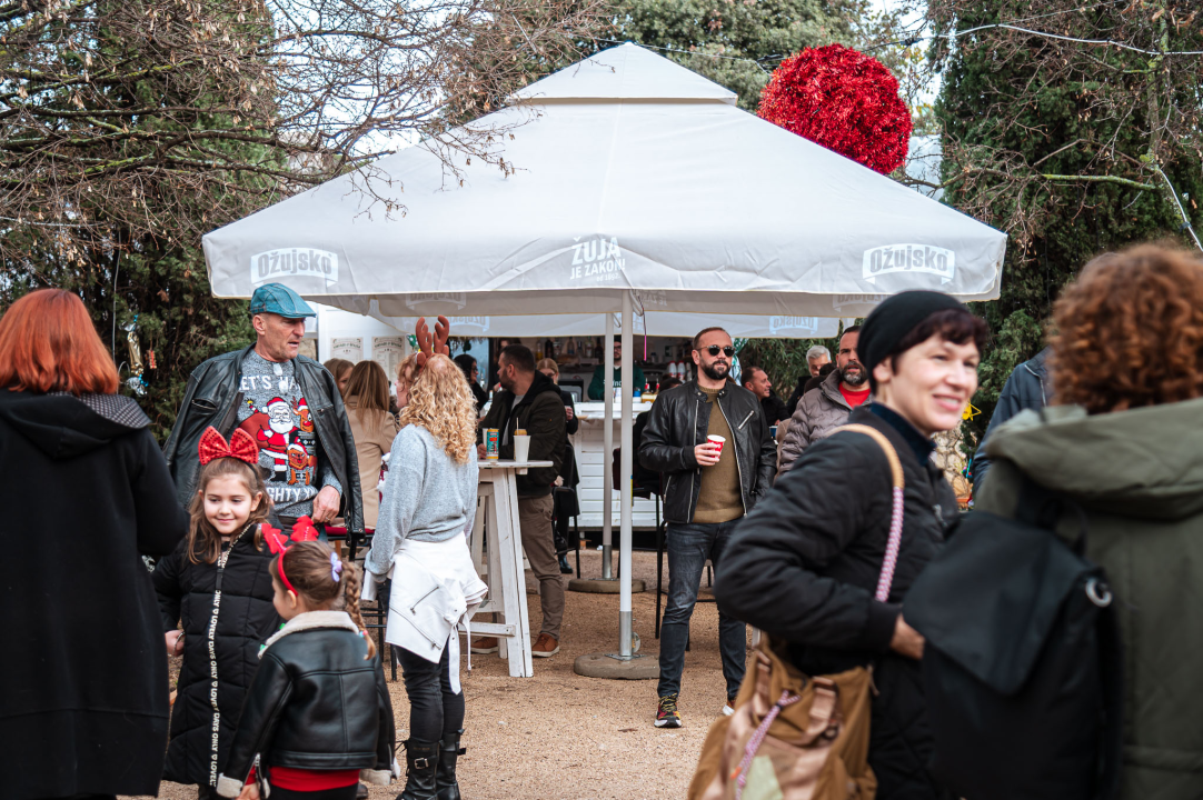 Badnjak u Šibeniku i ove godine uz savršeni soundtrack: Fenixi zapalili park