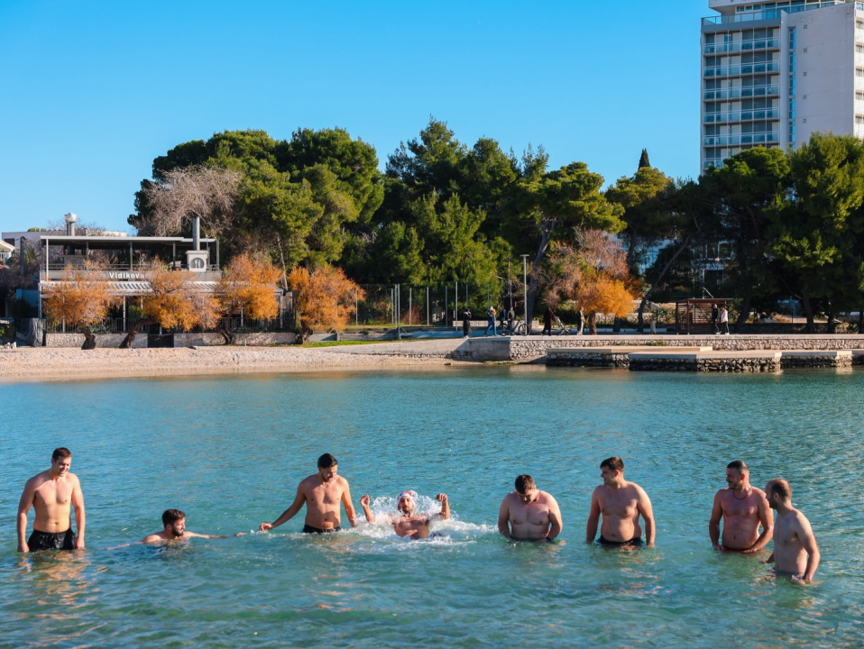 Vodičani danas nastavili tradiciju u bacili se u more na božićnom kupanju