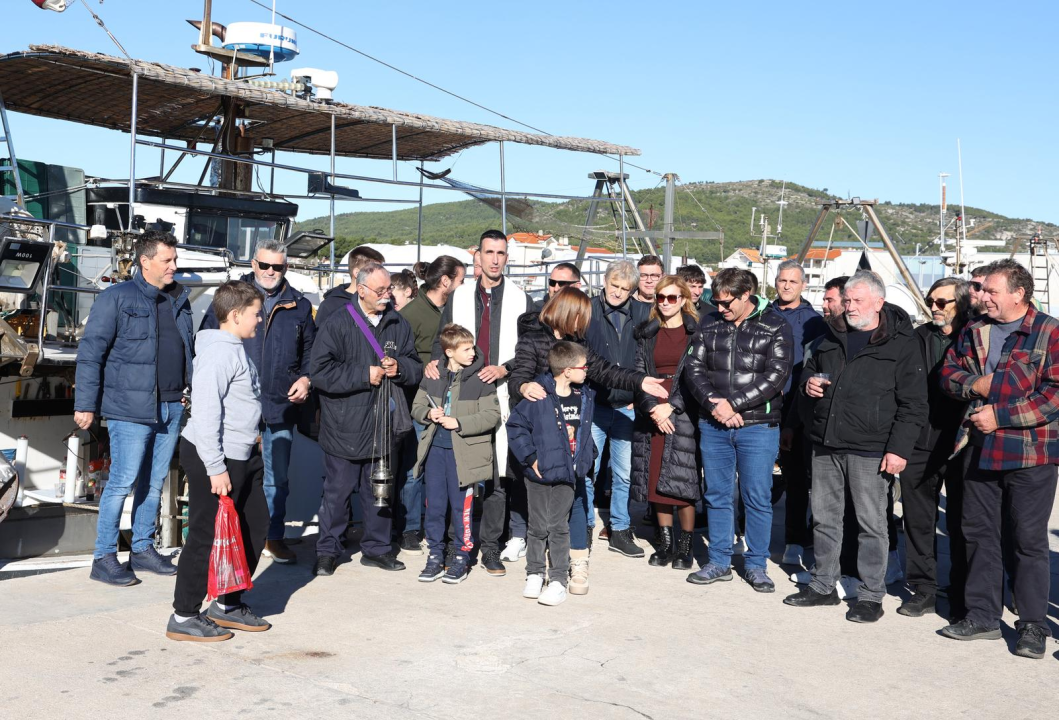 Don Ante Vrcić u Tribunju blagoslovio ribare i brodove