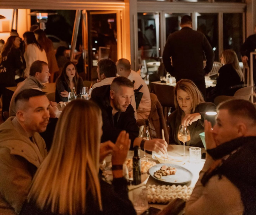 FOTO Dočekajte 2026. u Naturi uz vrhunske zalogaje, pjenušac i hitove koji vas neće pustiti s plesnog podija!