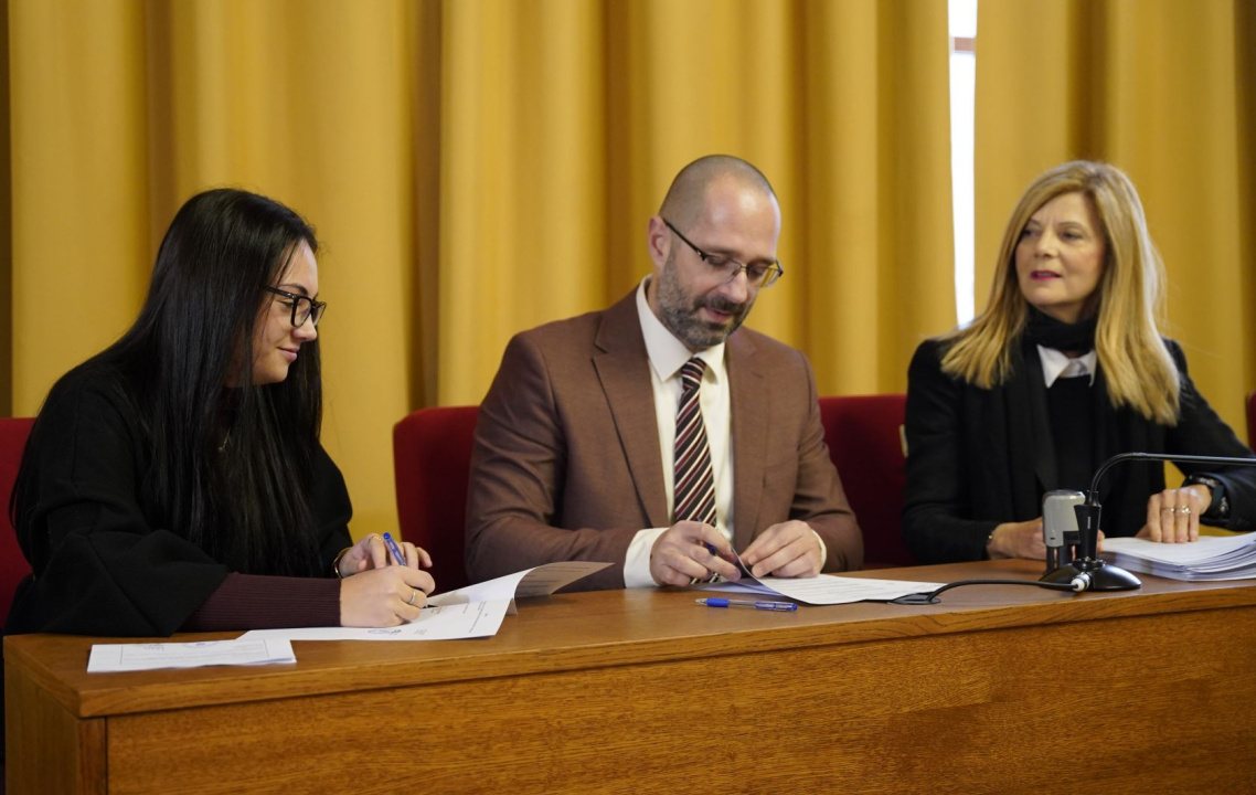 Grad Šibenik podijelio 50 stipendija: Studenti i Danijel Mileta potpisali ugovore u Gradskoj vijećnici