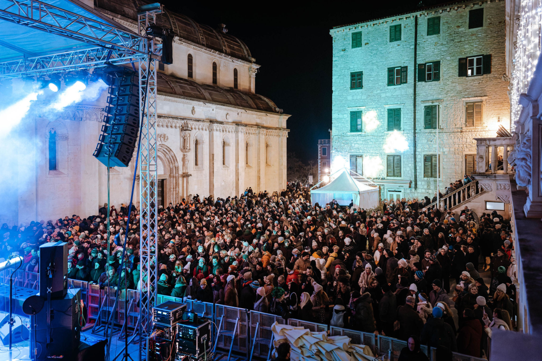 FOTO Šibenčani i gosti guštali u najluđoj noći na nekoliko lokacija, nije ih omela ni hladnoća