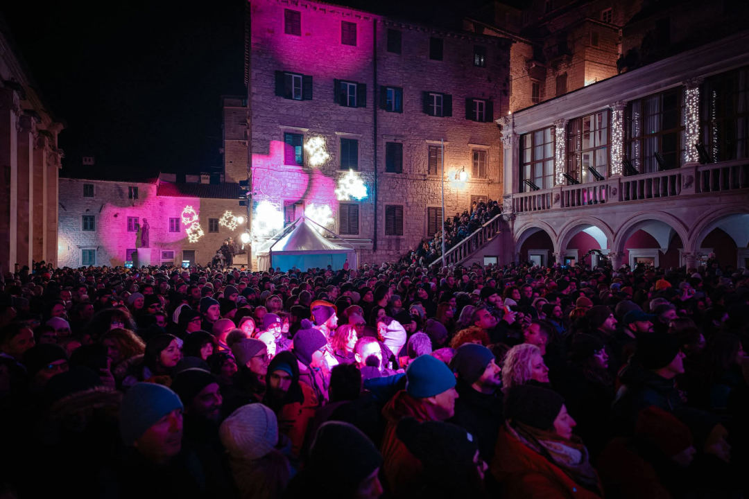 FOTO Šibenčani i gosti guštali u najluđoj noći na nekoliko lokacija, nije ih omela ni hladnoća