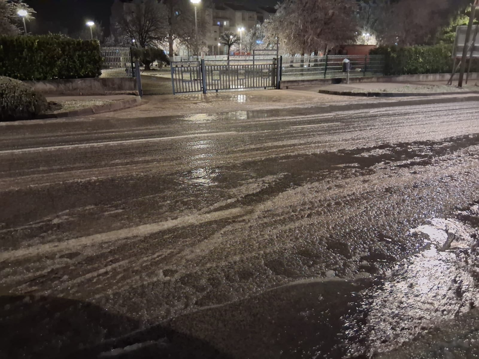 Velika poledica u Kninu: Grane pucaju pod težinom leda, vrijeme je jako opasno