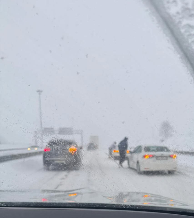 Prometni kolaps: Na A1 ljudi izlaze iz vozila usred snježne mećave, kolone i upozorenja
