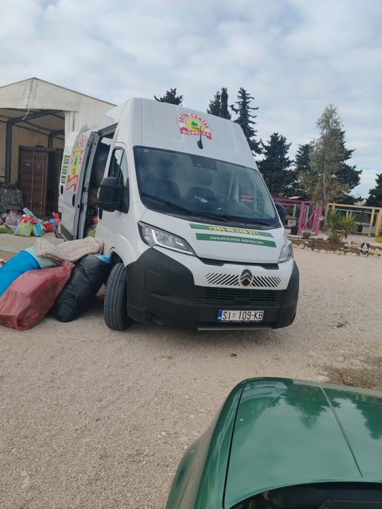 FOTO Kad je već neće u šibenskom AS Eku…Hrana za pse stigla u kninski i zadarski azil