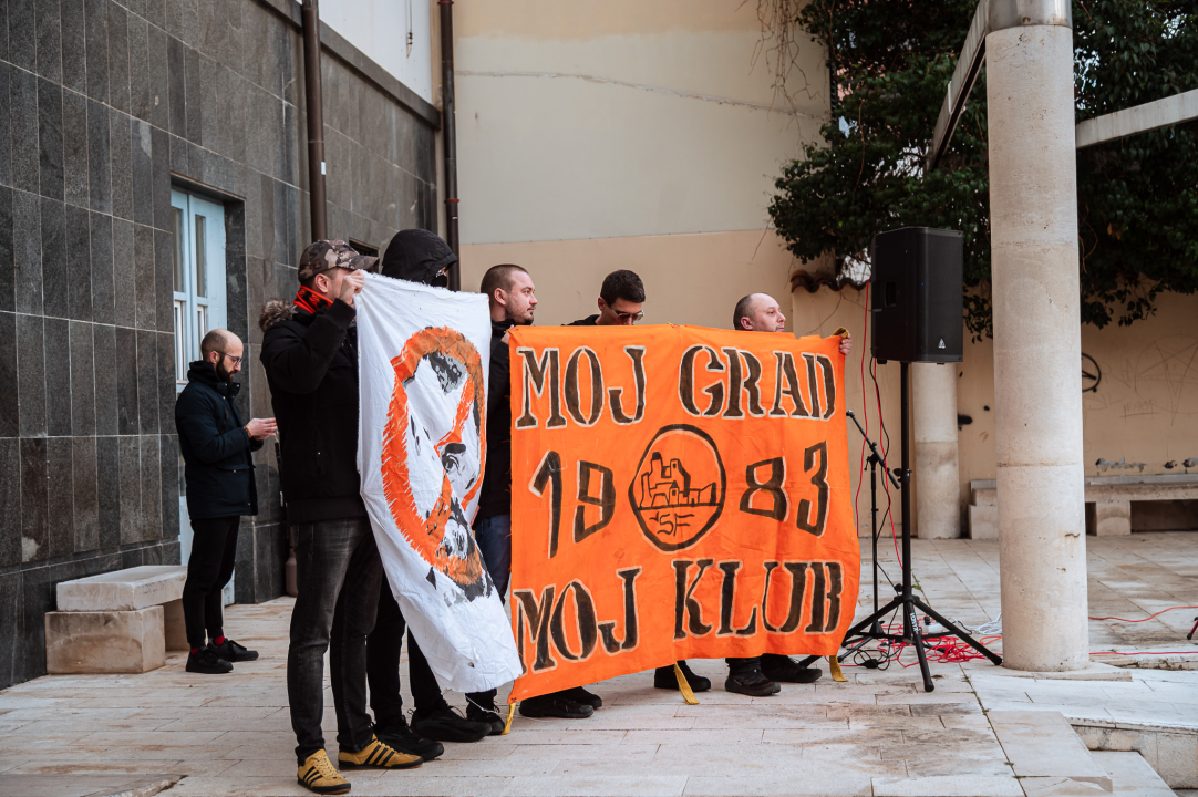 FOTO Funcuti ispred Grada odbili prihvatiti gašenje Šibenika: 'Šta će nam rotori kad nam odu dica?'
