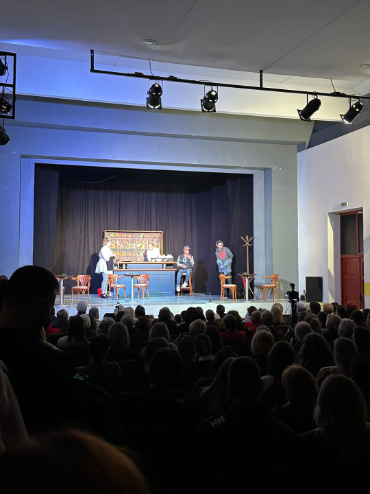 Murterski dramski amateri premijerno izveli kazališnu predstavu ‘Kod naših’