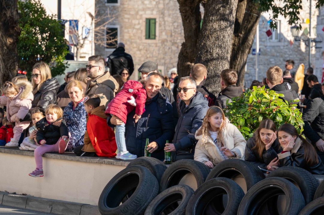 Vodička pokladna tradicija: 3 velika praščića pobjednici trke karića na balinjere