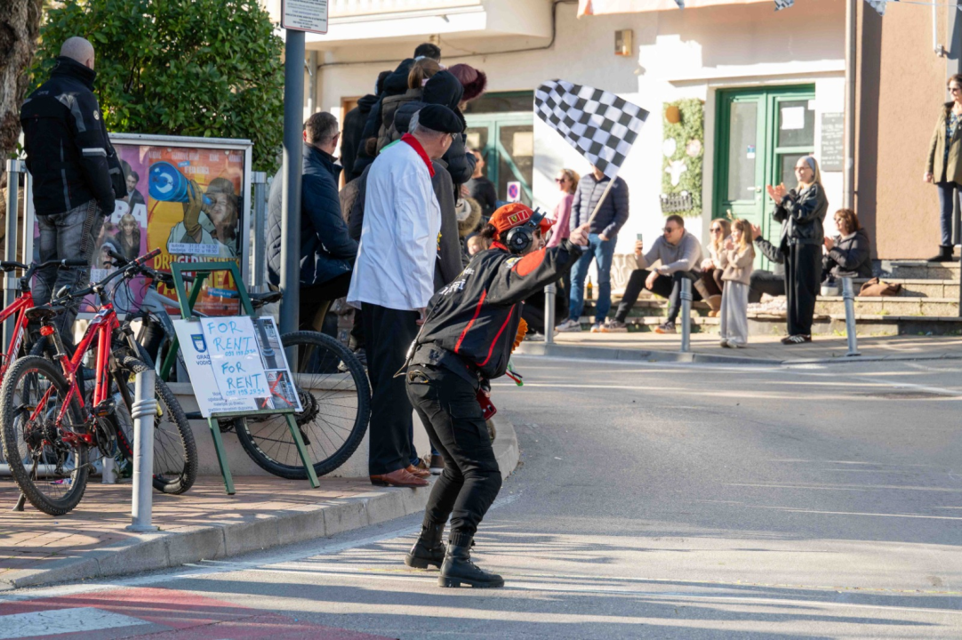 Vodička pokladna tradicija: 3 velika praščića pobjednici trke karića na balinjere
