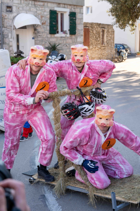Vodička pokladna tradicija: 3 velika praščića pobjednici trke karića na balinjere