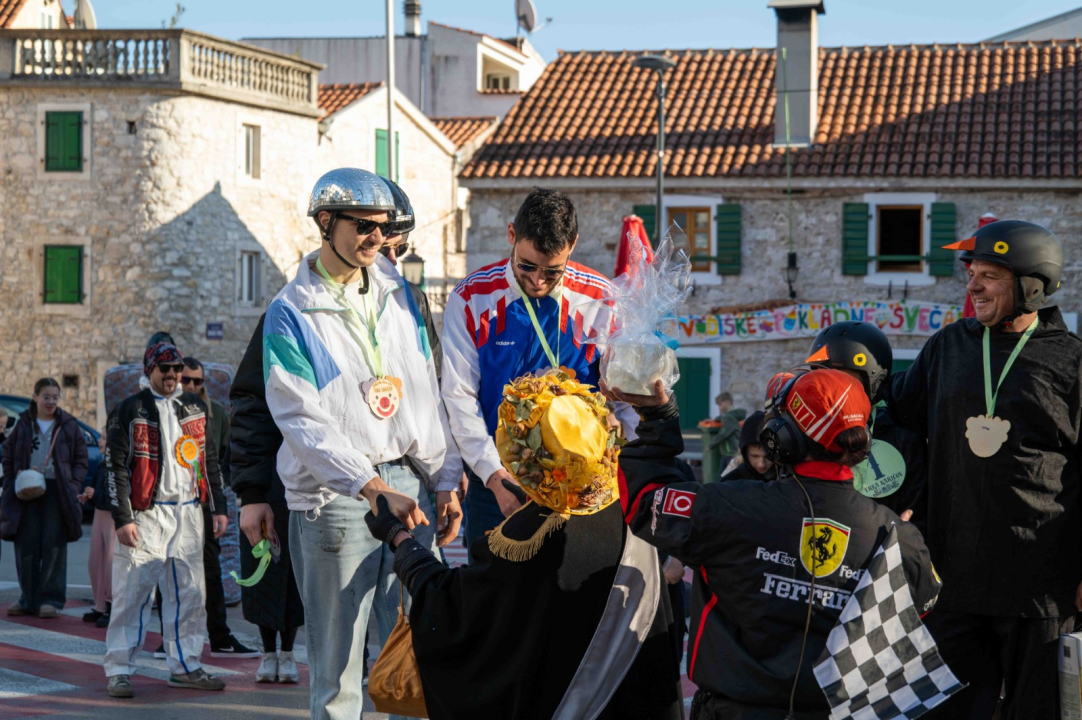 Vodička pokladna tradicija: 3 velika praščića pobjednici trke karića na balinjere