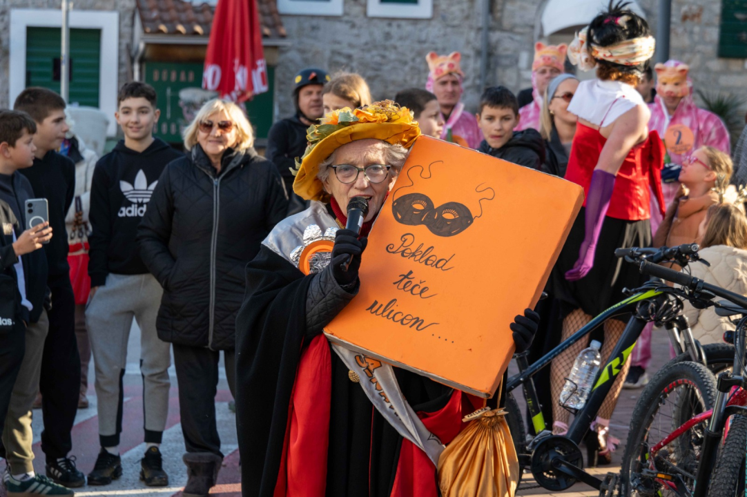 Vodička pokladna tradicija: 3 velika praščića pobjednici trke karića na balinjere