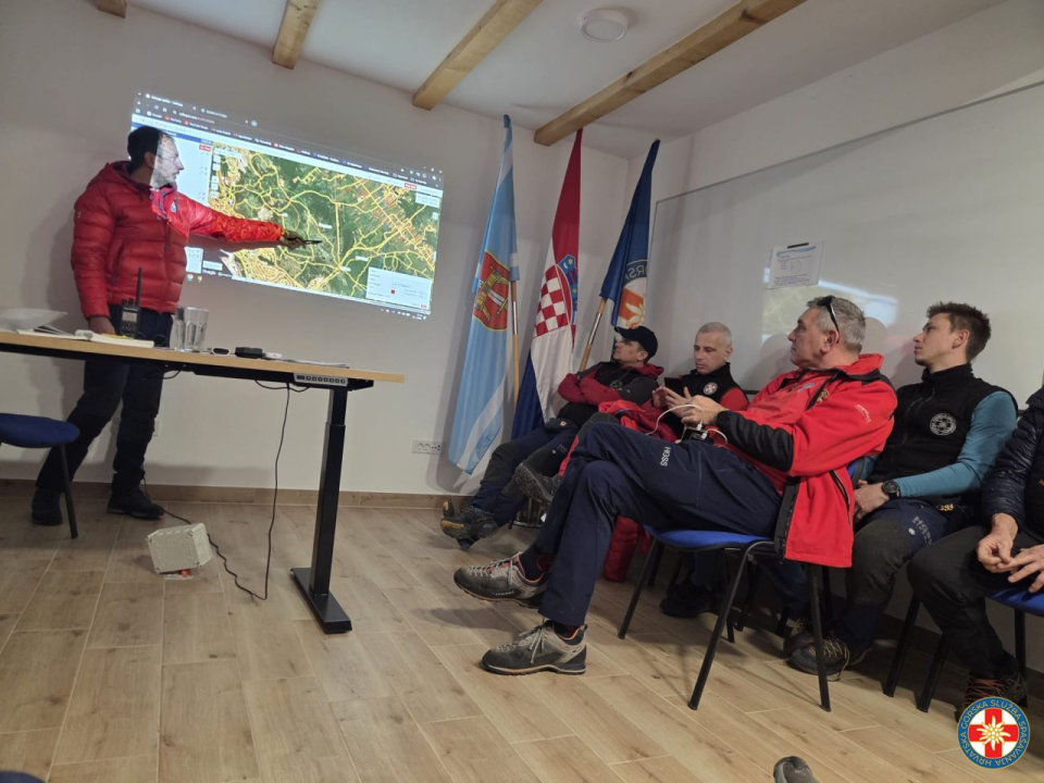 Vježba potrage šibenskih HGSS-ovaca na području Rokića, Šubićevca i Kamenara