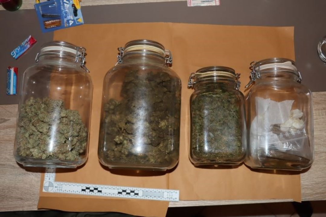 Policija u zagrebačkom stanu našla narko-laboratorij, hrpu droge i - kuburu!