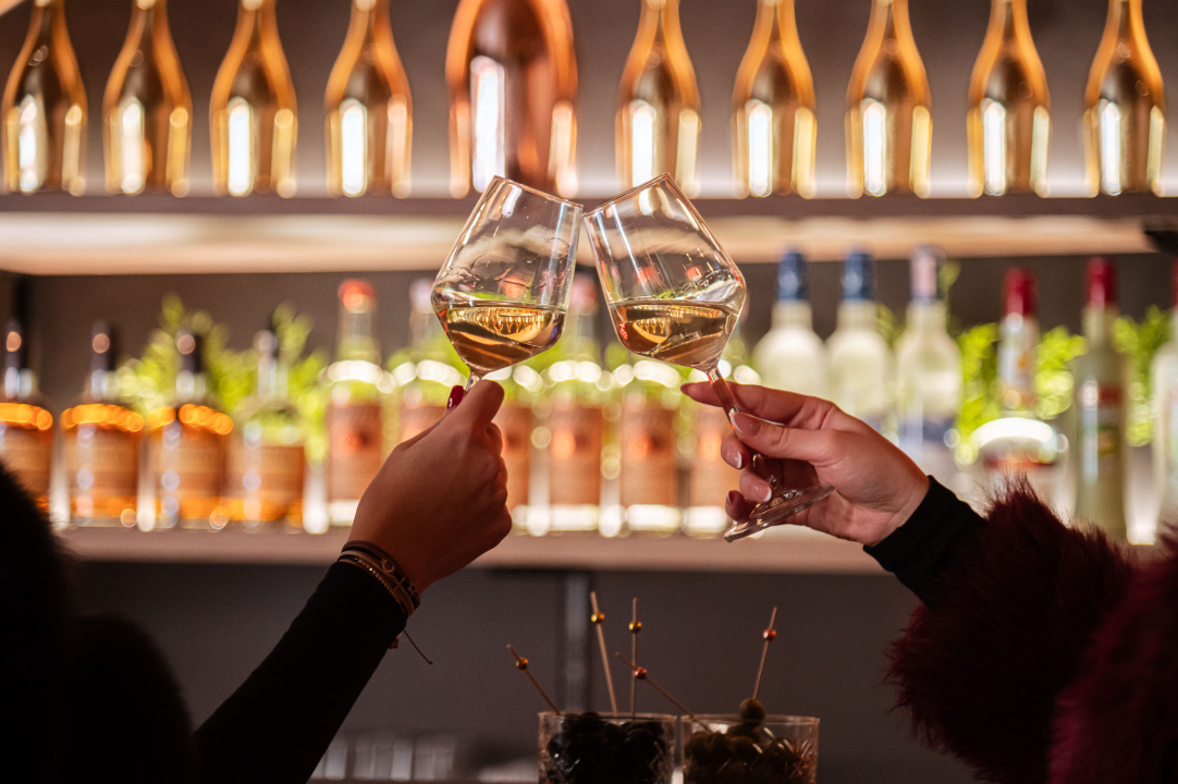 FOTO Mozart ovog mjeseca podiže ljestvicu zabave na novu razinu uz Nina Mrčelu, Sandija Cenova i Wine & Paint!