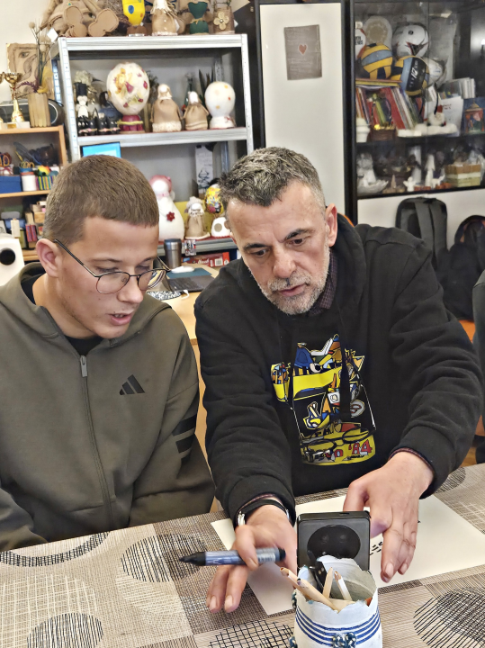 Slučajni susret doveo do lijepe suradnje: Sarajevski slikar posjetio šibenske 'Kamenčiće'