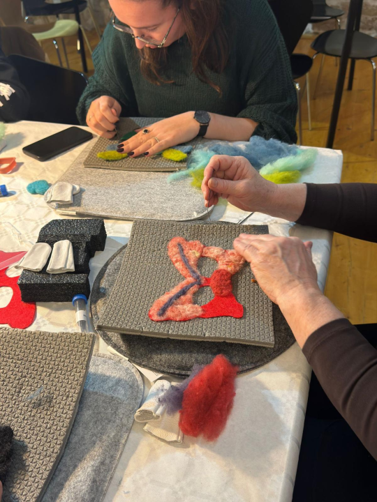 Radionica izrade maski filcanom vunom održana u Art Podrumu