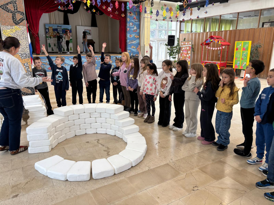 Prvašići šibenske OŠ Petra Krešimira IV okušali se u ulozi graditelja bunja