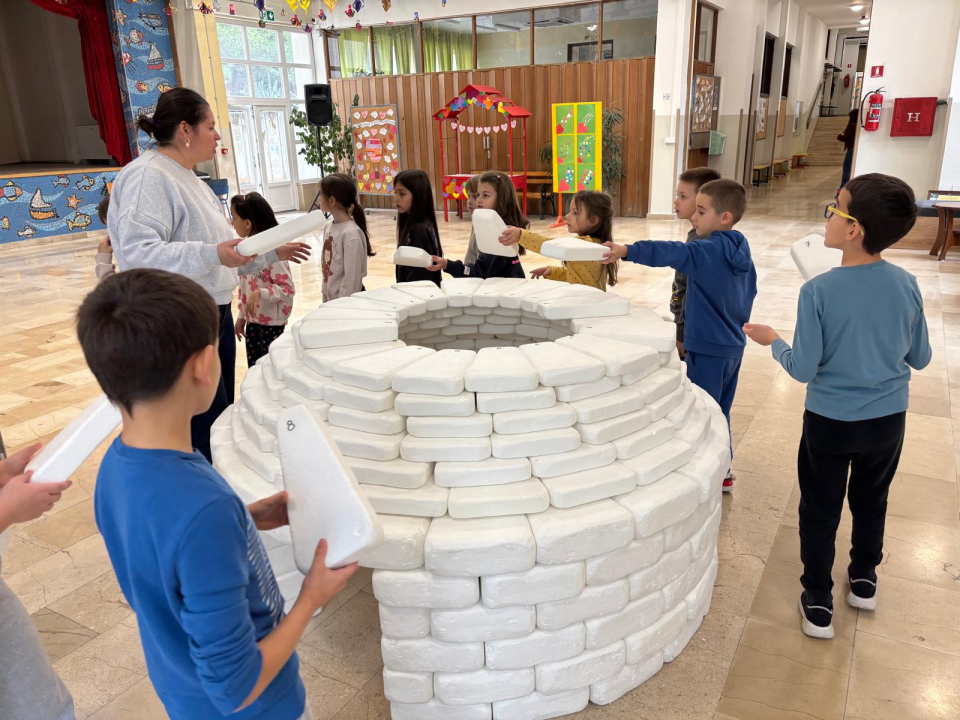 Prvašići šibenske OŠ Petra Krešimira IV okušali se u ulozi graditelja bunja